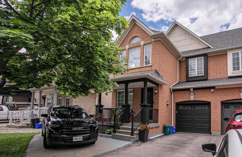 Vaughan House | In the Heart of Vaughan minutes to Vaughan Mills Shopping Center 1 Parking