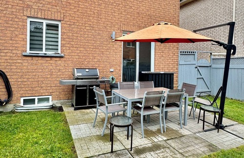 Vaughan House | In the Heart of Vaughan minutes to Vaughan Mills Shopping Center 1 Parking