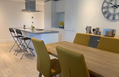 Windsor City Centre Apartment | In the heart of Windsor, a spacious and light 2bed, 2bath, very near the Castle