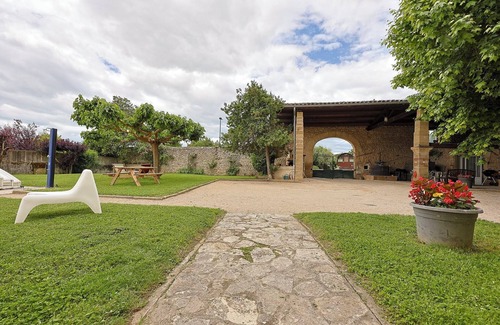 Chanos-Curson Cabin | In the quiet countryside, surrounded by vineyards, a comfortable air-conditioned Tonneau.