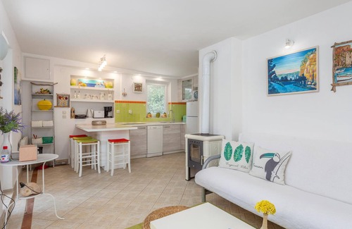Bakarac House | In the small coastal town of Bakarac, not far from the city of Rijeka and in a green environment lie