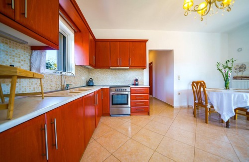 Vamos Villa | In the "Tuscany of Crete," dive into the pool and unwind in the hot tub!