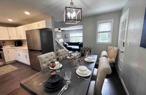 Bethel Park House | Incredible 5 bed 2 bath w/HOT TUB close to Pitt