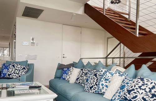 Mentone House | Incredible 5bed home + pool & hot tub + parking + walk to beach