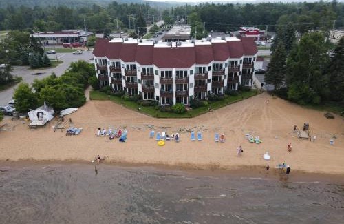 Traverse City House | Incredible Beach Condo AC Beach Pool Hot Tub Sunrise