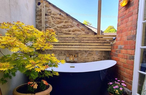 Crewkerne Apartment | Incredible loft apartment with everything. Full service option.