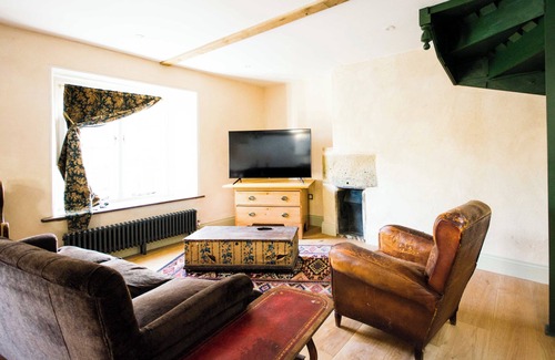 Crewkerne Apartment | Incredible loft apartment with everything. Full service option.