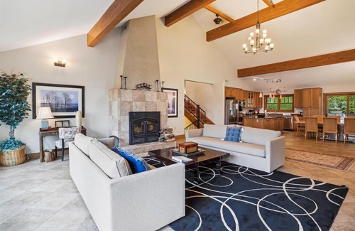 Northface House | Incredible mountain home. Walk to Timberline Mountains Salamander Trail!