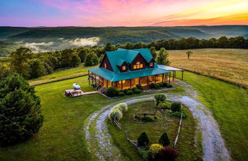 Harrison House | Incredible Pet-Friendly Cabin Located on Top of a Magnificent Mountain in Compton, AR