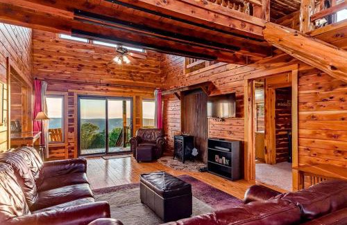 Harrison House | Incredible Pet-Friendly Cabin Located on Top of a Magnificent Mountain in Compton, AR