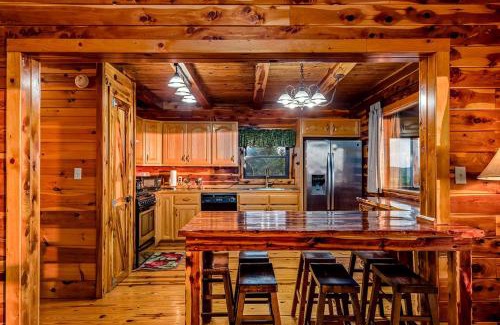 Harrison House | Incredible Pet-Friendly Cabin Located on Top of a Magnificent Mountain in Compton, AR