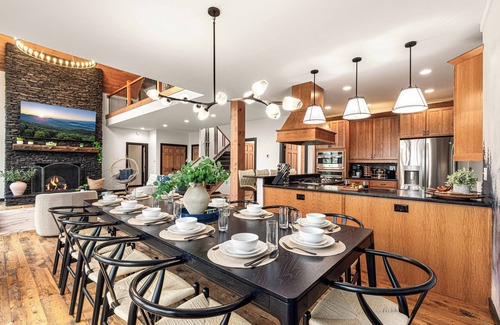 McGaheysville House | Incredible Year-Round Views.HGTV Design.HotTub.Theater.Sauna.Rec Room.Arcades