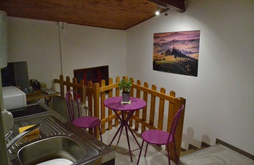 Egliseneuve-pres-Billom Bed & Breakfast | independent studio in house in the countryside