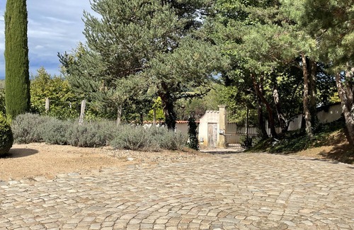 Andrezieux-Boutheon Apartment | INDEPENDENCE TRANQUILLITY ideal for business trips romantic getaways