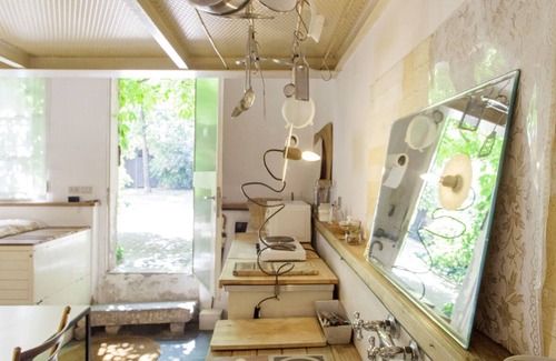 Chinatown Bed & Breakfast | independent little flat on two floor silent courtyiard with wisteria