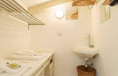Chinatown Bed & Breakfast | independent little flat on two floor silent courtyiard with wisteria