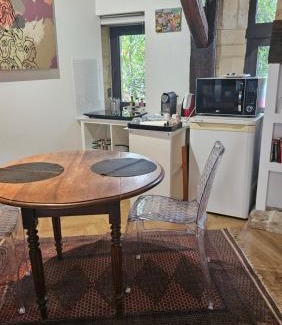 Haie Vigne Apartment | Independent Master suite, 18th century home