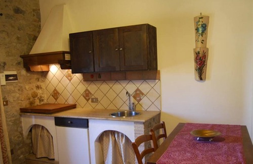 Il Poggio Villa | Independent residence sleeping 10 + 3, divided into three apartments. Acquapendente