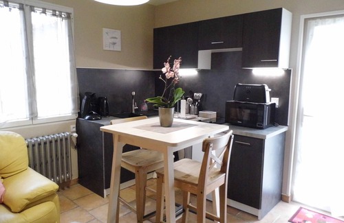 Meyreuil Apartment | INDEPENDENT STUDIO in villa with pool