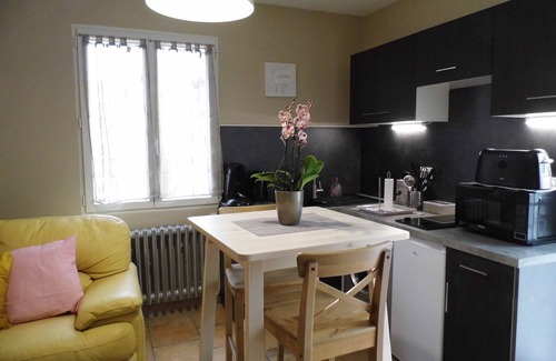 Meyreuil Apartment | INDEPENDENT STUDIO in villa with pool