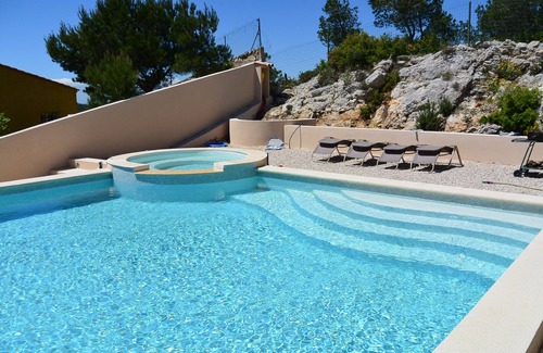 Ensues-la-Redonne Apartment | Independent T1 in villa with pool/spa sea-Restores the Ensues