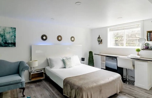Barrie House | Indulge in style : Experience Executive Elegance at Our Stunning Home BNB Suites