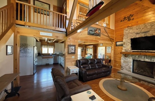 East Chop House | Indulge in the ultimate vacation experience at this exquisite custom log home.