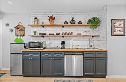 South Side Flats Apartment | Industrial Chic Studio-Modern Comfort in the Burgh