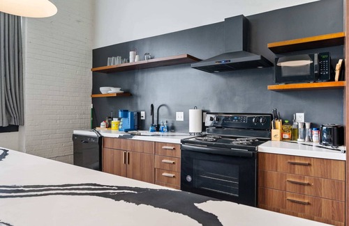 North Oakland Apartment | Industrial Loft 3 min to Hillman Cancer Center Sleeps 6