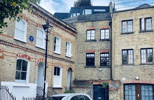 Kennington Apartment | Industrial Victorian Studio with breakfast bar and kitchenette - Kennington