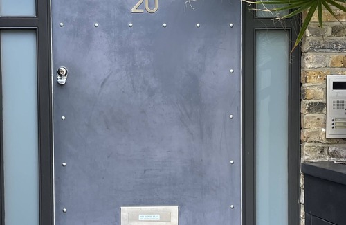 Kennington Apartment | Industrial Victorian Studio with breakfast bar and kitchenette - Kennington