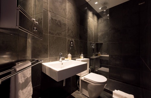 Kennington Apartment | Industrial Victorian Studio with breakfast bar and kitchenette - Kennington