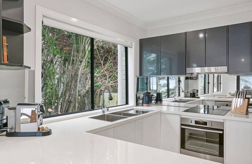 Central Coast Villa | Infinity on Moss Panoramic Lakefront 6 BDRM Villa