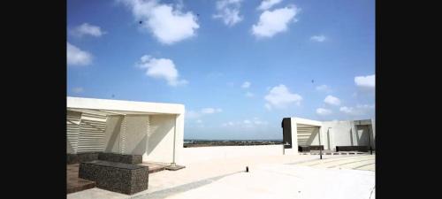 Rajkot Bed & Breakfast | Infinity Penthouse with Pool, Sauna, Gym