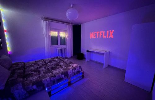 Rivazzurra Apartment | INFONDOALMAR RIMINI -Intero Apt Indipendente-Netflix-MetroMare a 40m-Proiettore 4k Cinema-WiFi Fibra-Led-Parcheggio-Riscaldamento-