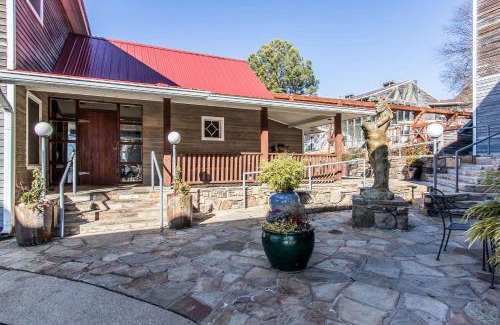 Johnson Hotel | Inn at the Mill, an Ascend Collection Hotel