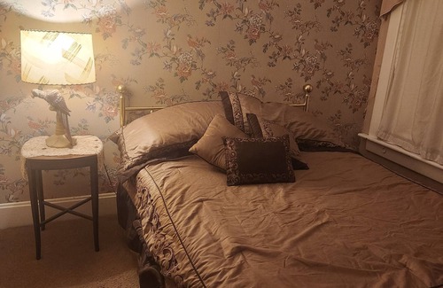 Allerton Bed & Breakfast | Inn of the Six-Toed Cat