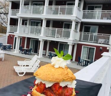 Fall River Hotel | Inn on the Lake