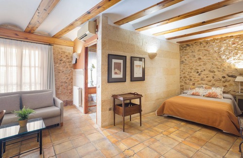 Villalonga House | Inn 'Suite Junior' with Private Terrace, Wi-Fi and Air Conditioning