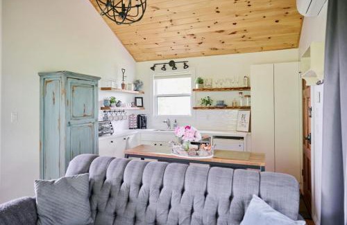 Lincoln House | Inn The Orchard, Modern Log Cabin, on water edge