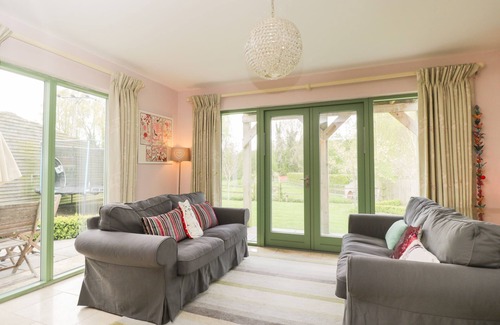 Uffington House | INNISFALLEN HOUSE, pet friendly, with open fire in Uffington