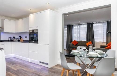 Swindon Apartment | Inspiration by Olauda SA - 3 Bed House with Free Parking