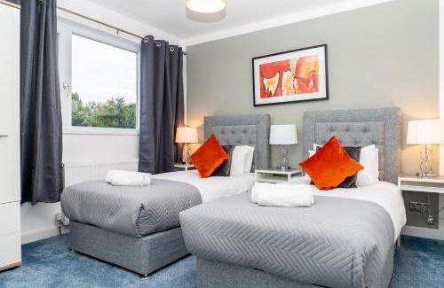 Swindon Apartment | Inspiration by Olauda SA - 3 Bed House with Free Parking