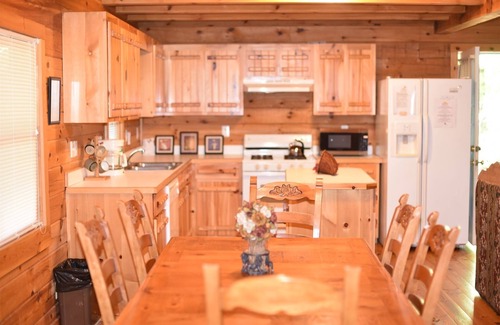 Epworth Cabin | Inspiration - Hot Tub, WiFi ,10 minutes to Blue Ridge and Ocoee River Whitewater Rafting , Pets OK