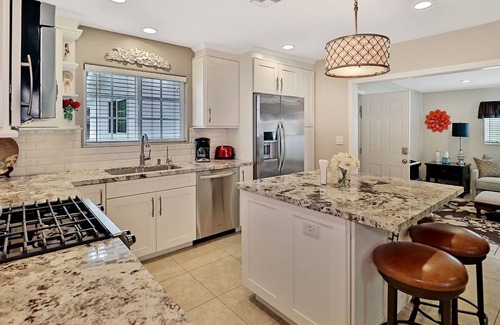 Thousand Oaks House | INSURANCE CLAIMS, TEMPORARY HOUSING, LAST MINUTE TRAVEL