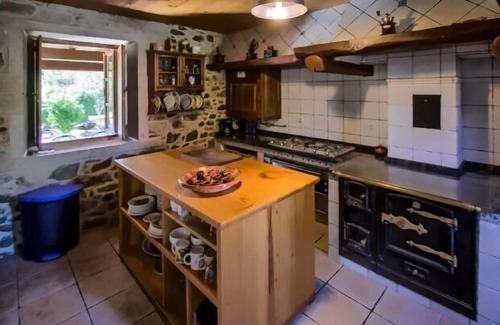 Codeseda Cottage | Integral Country House Rental with Pool and Large Garden