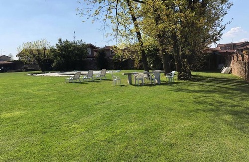 Vaprio d'Agogna Villa | Intera Villa Storica di Charme con Piscina e Parco