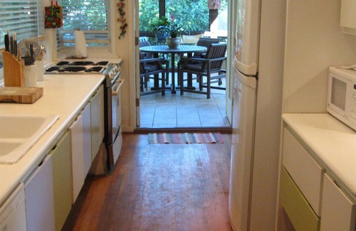 East Side House | INTOWN Emory Decatur 4 bedroom w/PORCH & private HOT TUB fireplace PETS OK