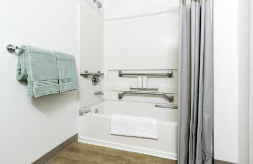 Hazelwood Hotel | InTown Suites Extended Stay St. Louis MO - Hazelwood