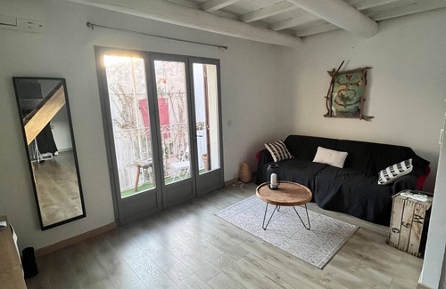 Aigues-Mortes Apartment | Intra-muros- Appartement Avec Balcon et Carte Parking